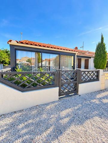 Découvrez cette agréable villa située au sein d'une résidence fermée et recherchée offrant un cadre idéal pour une résidence principale ou secondaire 
Véranda, cuisine équipée ouverte sur séjour, chambre et salle de bains, à l'étage une grande chambre offre un bel espace supplémentaire 
La villa est équipée  d'une place de parking privative 
La résidence entièrement fermée dispose de piscines, un véritable plus pour profitez pleinement des beaux jours 
Une exclusivité à découvrir rapidement