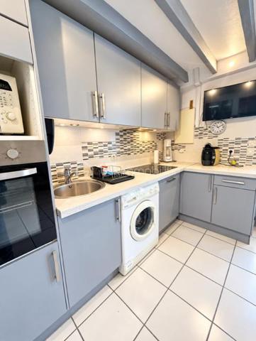 Découvrez cette agréable villa située au sein d'une résidence fermée et recherchée offrant un cadre idéal pour une résidence principale ou secondaire 
Véranda, cuisine équipée ouverte sur séjour, chambre et salle de bains, à l'étage une grande chambre offre un bel espace supplémentaire 
La villa est équipée  d'une place de parking privative 
La résidence entièrement fermée dispose de piscines, un véritable plus pour profitez pleinement des beaux jours 
Une exclusivité à découvrir rapidement
