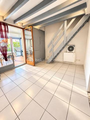 Découvrez cette agréable villa située au sein d'une résidence fermée et recherchée offrant un cadre idéal pour une résidence principale ou secondaire 
Véranda, cuisine équipée ouverte sur séjour, chambre et salle de bains, à l'étage une grande chambre offre un bel espace supplémentaire 
La villa est équipée  d'une place de parking privative 
La résidence entièrement fermée dispose de piscines, un véritable plus pour profitez pleinement des beaux jours 
Une exclusivité à découvrir rapidement
