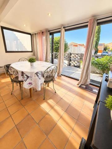 Découvrez cette agréable villa située au sein d'une résidence fermée et recherchée offrant un cadre idéal pour une résidence principale ou secondaire 
Véranda, cuisine équipée ouverte sur séjour, chambre et salle de bains, à l'étage une grande chambre offre un bel espace supplémentaire 
La villa est équipée  d'une place de parking privative 
La résidence entièrement fermée dispose de piscines, un véritable plus pour profitez pleinement des beaux jours 
Une exclusivité à découvrir rapidement