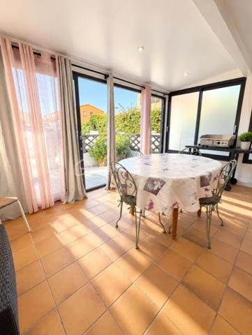 Découvrez cette agréable villa située au sein d'une résidence fermée et recherchée offrant un cadre idéal pour une résidence principale ou secondaire 
Véranda, cuisine équipée ouverte sur séjour, chambre et salle de bains, à l'étage une grande chambre offre un bel espace supplémentaire 
La villa est équipée  d'une place de parking privative 
La résidence entièrement fermée dispose de piscines, un véritable plus pour profitez pleinement des beaux jours 
Une exclusivité à découvrir rapidement