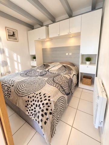Découvrez cette agréable villa située au sein d'une résidence fermée et recherchée offrant un cadre idéal pour une résidence principale ou secondaire 
Véranda, cuisine équipée ouverte sur séjour, chambre et salle de bains, à l'étage une grande chambre offre un bel espace supplémentaire 
La villa est équipée  d'une place de parking privative 
La résidence entièrement fermée dispose de piscines, un véritable plus pour profitez pleinement des beaux jours 
Une exclusivité à découvrir rapidement