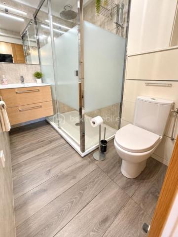 Découvrez cette agréable villa située au sein d'une résidence fermée et recherchée offrant un cadre idéal pour une résidence principale ou secondaire 
Véranda, cuisine équipée ouverte sur séjour, chambre et salle de bains, à l'étage une grande chambre offre un bel espace supplémentaire 
La villa est équipée  d'une place de parking privative 
La résidence entièrement fermée dispose de piscines, un véritable plus pour profitez pleinement des beaux jours 
Une exclusivité à découvrir rapidement