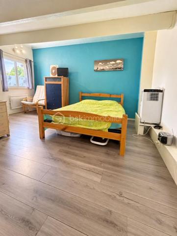 Découvrez cette agréable villa située au sein d'une résidence fermée et recherchée offrant un cadre idéal pour une résidence principale ou secondaire 
Véranda, cuisine équipée ouverte sur séjour, chambre et salle de bains, à l'étage une grande chambre offre un bel espace supplémentaire 
La villa est équipée  d'une place de parking privative 
La résidence entièrement fermée dispose de piscines, un véritable plus pour profitez pleinement des beaux jours 
Une exclusivité à découvrir rapidement