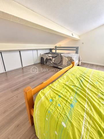 Découvrez cette agréable villa située au sein d'une résidence fermée et recherchée offrant un cadre idéal pour une résidence principale ou secondaire 
Véranda, cuisine équipée ouverte sur séjour, chambre et salle de bains, à l'étage une grande chambre offre un bel espace supplémentaire 
La villa est équipée  d'une place de parking privative 
La résidence entièrement fermée dispose de piscines, un véritable plus pour profitez pleinement des beaux jours 
Une exclusivité à découvrir rapidement