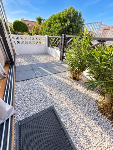Découvrez cette agréable villa située au sein d'une résidence fermée et recherchée offrant un cadre idéal pour une résidence principale ou secondaire 
Véranda, cuisine équipée ouverte sur séjour, chambre et salle de bains, à l'étage une grande chambre offre un bel espace supplémentaire 
La villa est équipée  d'une place de parking privative 
La résidence entièrement fermée dispose de piscines, un véritable plus pour profitez pleinement des beaux jours 
Une exclusivité à découvrir rapidement
