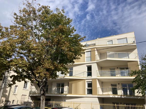 Dpt Côte d'Or (21), à louer DIJON appartement T3 avec grand balcon de plus de 16 m²