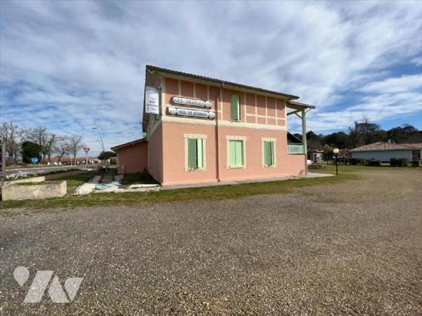 REF 1003569
Ensemble immobilier en plein coeur du village de Bias à 15 min de la plage d'enviro...