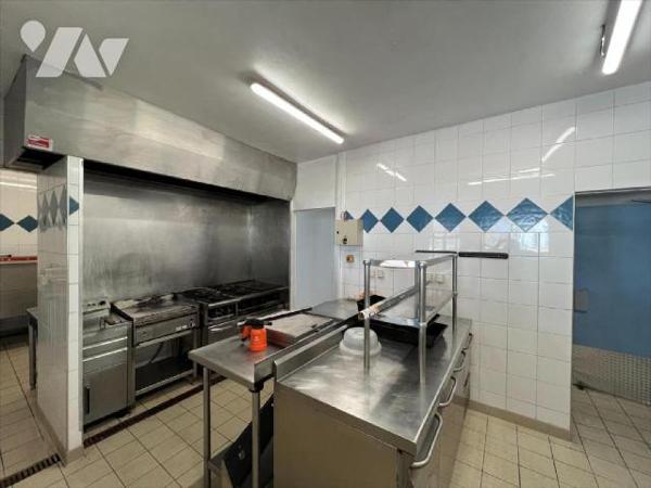 REF 1003569
Ensemble immobilier en plein coeur du village de Bias à 15 min de la plage d'enviro...