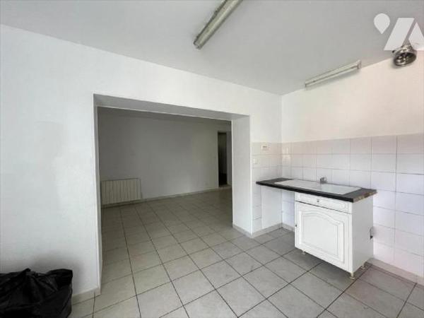 REF 1003569
Ensemble immobilier en plein coeur du village de Bias à 15 min de la plage d'enviro...