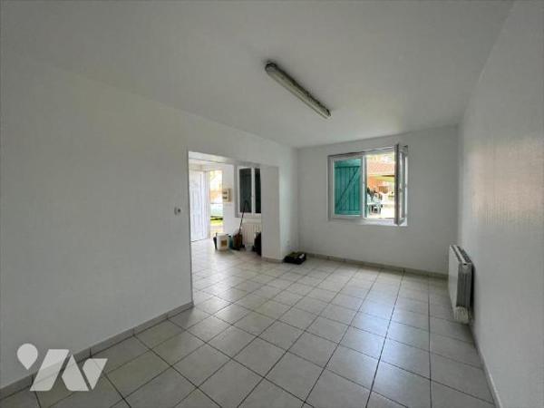 REF 1003569
Ensemble immobilier en plein coeur du village de Bias à 15 min de la plage d'enviro...