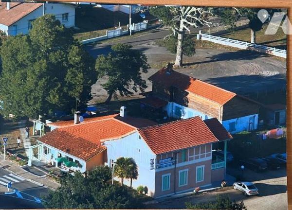 REF 1003569
Ensemble immobilier en plein coeur du village de Bias à 15 min de la plage d'enviro...