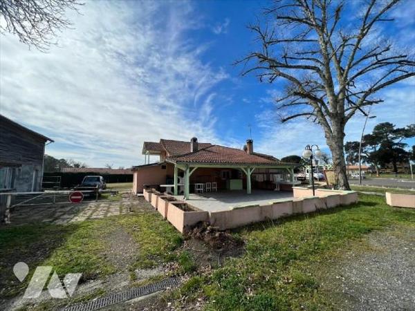 REF 1003569
Ensemble immobilier en plein coeur du village de Bias à 15 min de la plage d'enviro...