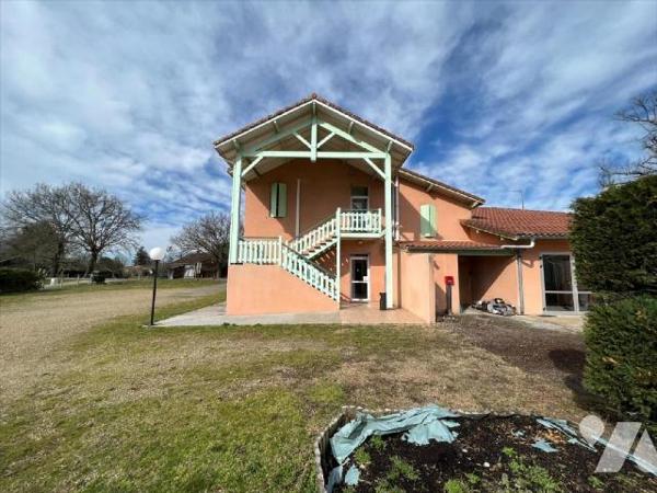 REF 1003569
Ensemble immobilier en plein coeur du village de Bias à 15 min de la plage d'enviro...