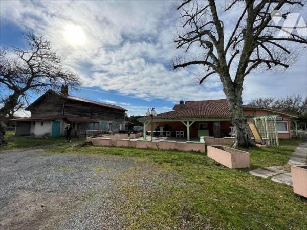 REF 1003569
Ensemble immobilier en plein coeur du village de Bias à 15 min de la plage d'enviro...