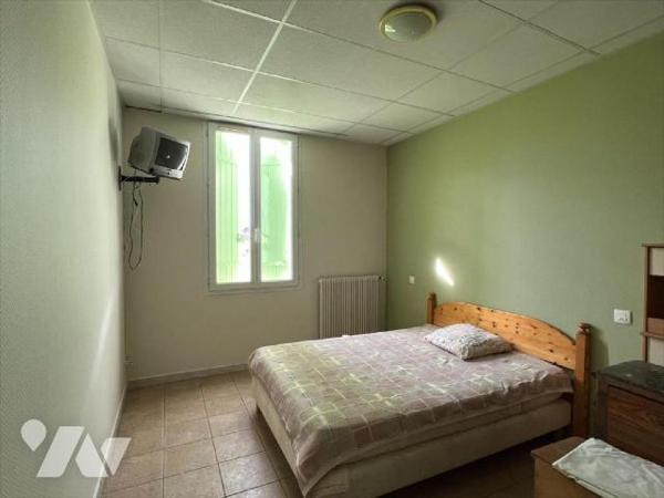 REF 1003569
Ensemble immobilier en plein coeur du village de Bias à 15 min de la plage d'enviro...