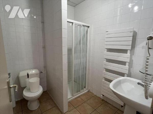 REF 1003569
Ensemble immobilier en plein coeur du village de Bias à 15 min de la plage d'enviro...