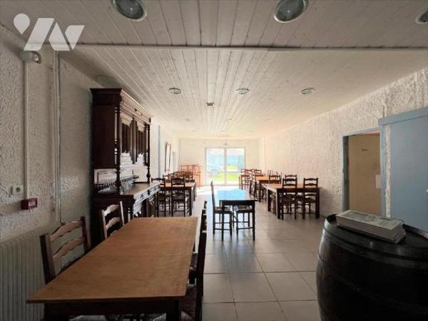 REF 1003569
Ensemble immobilier en plein coeur du village de Bias à 15 min de la plage d'enviro...