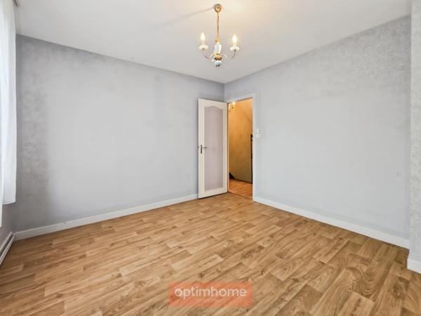 MAISON INDIVIDUELLE – 3 CHAMBRES – JARDIN – GARAGE + 5 GARAGES LOUÉS
