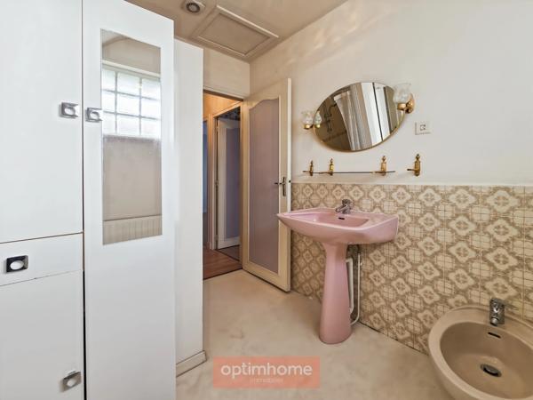 MAISON INDIVIDUELLE – 3 CHAMBRES – JARDIN – GARAGE + 5 GARAGES LOUÉS