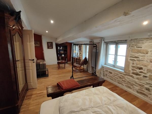 Maison Bourguignonne d'exception de 249 m2 - Un bien rare. Cette demeure offre de nombreuses possibilités - Gites - Maison Familiale - au Coeur du centre ville de Tournus