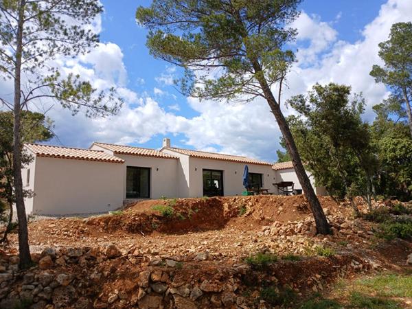 Maison neuve en RE2020 de 148.55 m2 sur 1200m² de terrain avec vue sur les collines - Montfort Sur Argens