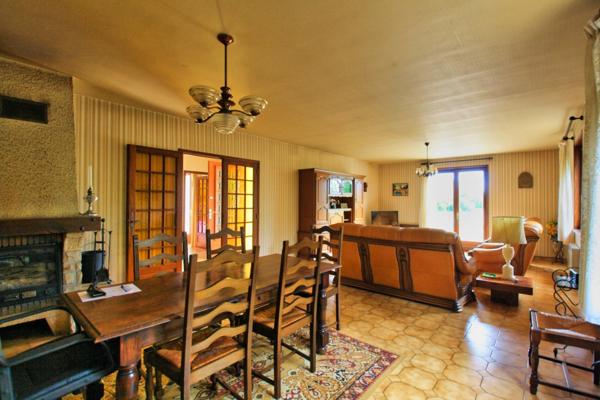 Maison traditionnelle , 5 chambres, sur 5000 m² de terrain.