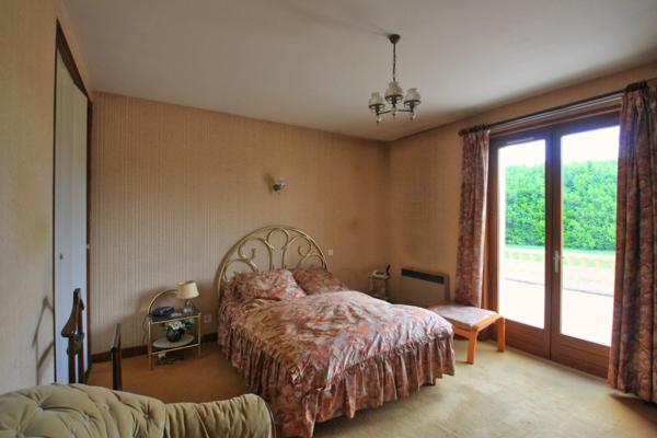 Maison traditionnelle , 5 chambres, sur 5000 m² de terrain.