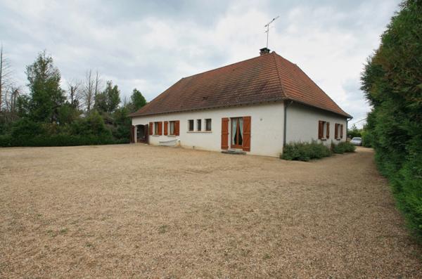 Maison traditionnelle , 5 chambres, sur 5000 m² de terrain.