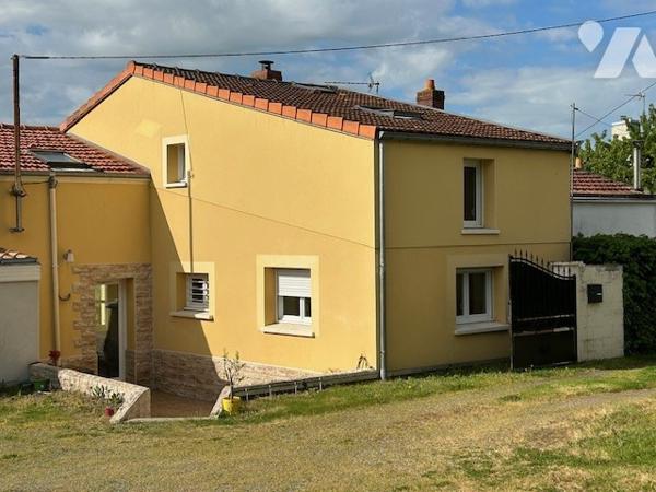 Maison fonctionnelle et bien entretenue donnant sur de beaux espaces extérieurs