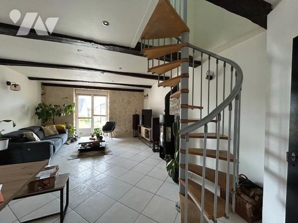 Maison fonctionnelle et bien entretenue donnant sur de beaux espaces extérieurs