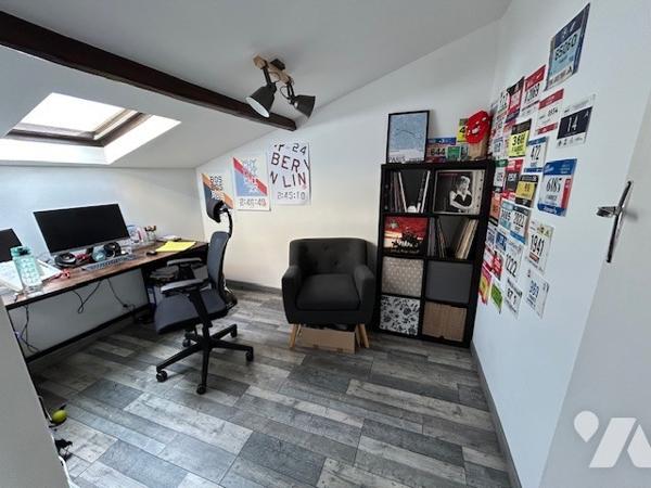 Maison fonctionnelle et bien entretenue donnant sur de beaux espaces extérieurs