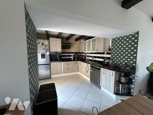 Maison fonctionnelle et bien entretenue donnant sur de beaux espaces extérieurs