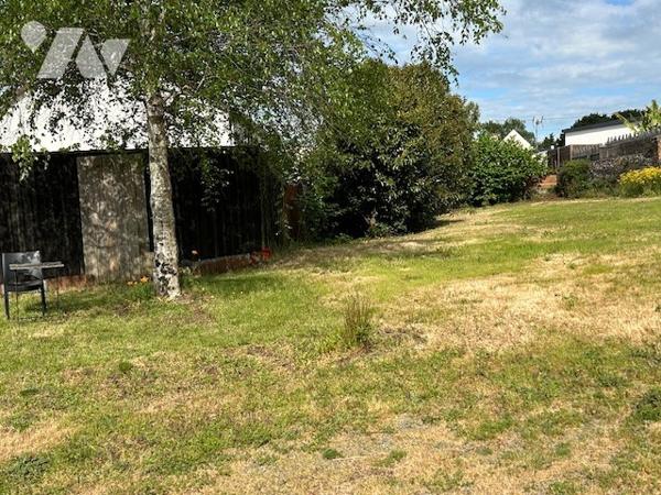 Maison fonctionnelle et bien entretenue donnant sur de beaux espaces extérieurs