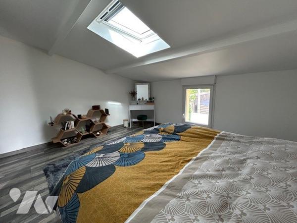 Maison fonctionnelle et bien entretenue donnant sur de beaux espaces extérieurs