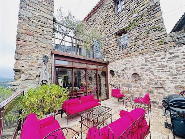 MAISON de 142 m2 au coeur d'un château