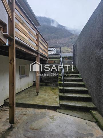 Appartement RDC avec deux accès et cour à 2mins a pied du centre ville