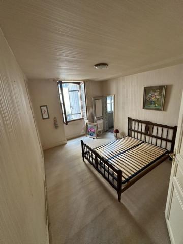 Jolie maison de village 3/4 chambres avec grand jardin et garage