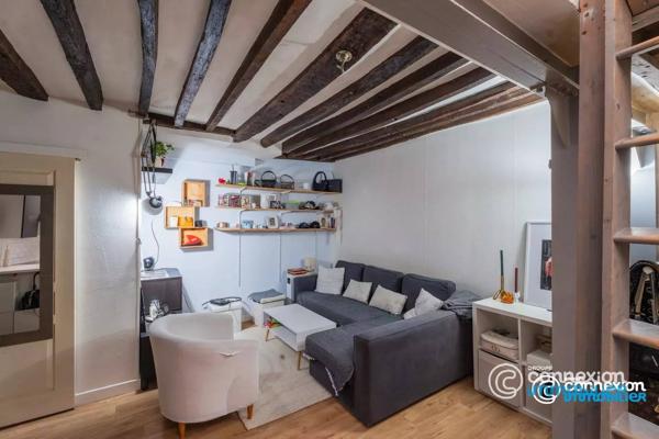 Studio avec poutres apparentes