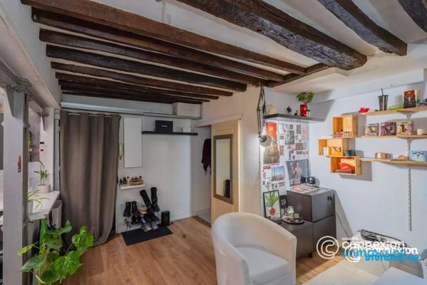 Studio avec poutres apparentes