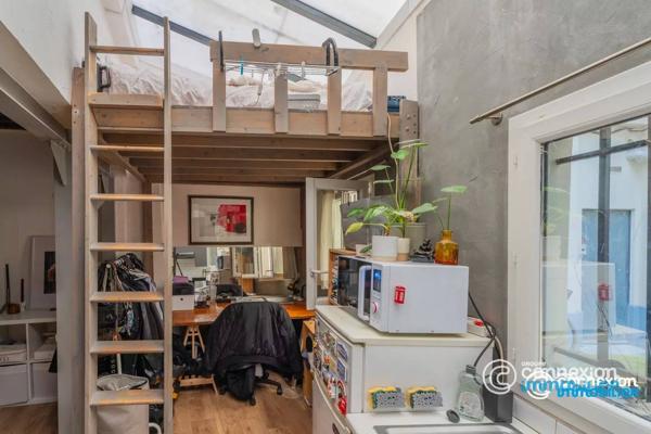 Studio avec poutres apparentes