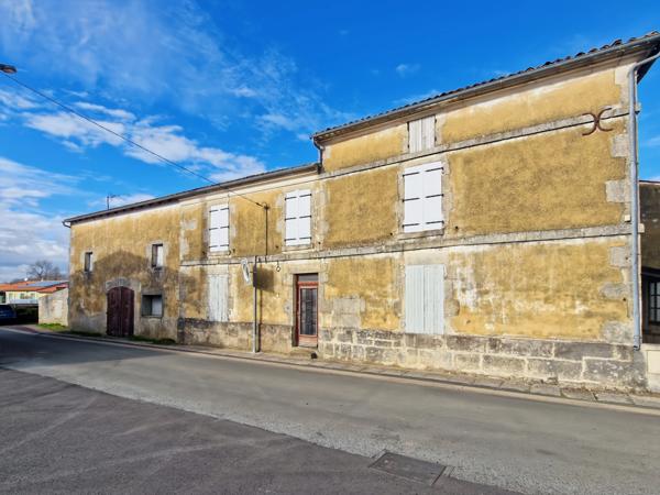 Maison à vendre 12 pièces BRIZAMBOURG (17)- Ensemble immobilier- 2 maisons, jardin- garage