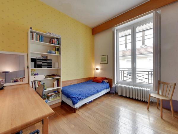 SUPERBE 6 PIÈCES + CUISINE DE 172M2 EN DERNIER ÉTAGE AVEC ASCENSEUR ET VUE DÉGAGÉE GRENOBLE JARDIN DE VILLE