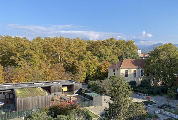 SUPERBE 6 PIÈCES + CUISINE DE 172M2 EN DERNIER ÉTAGE AVEC ASCENSEUR ET VUE DÉGAGÉE GRENOBLE JARDIN DE VILLE