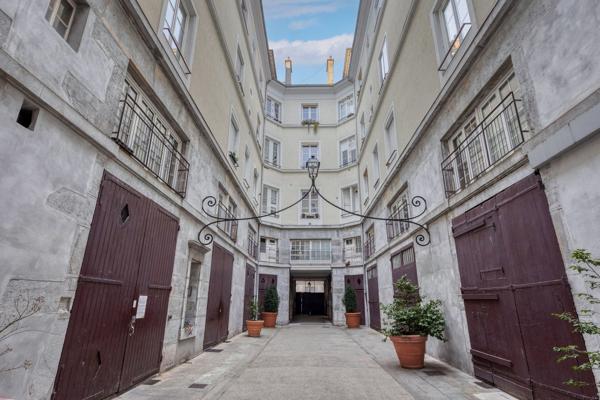SUPERBE 6 PIÈCES + CUISINE DE 172M2 EN DERNIER ÉTAGE AVEC ASCENSEUR ET VUE DÉGAGÉE GRENOBLE JARDIN DE VILLE