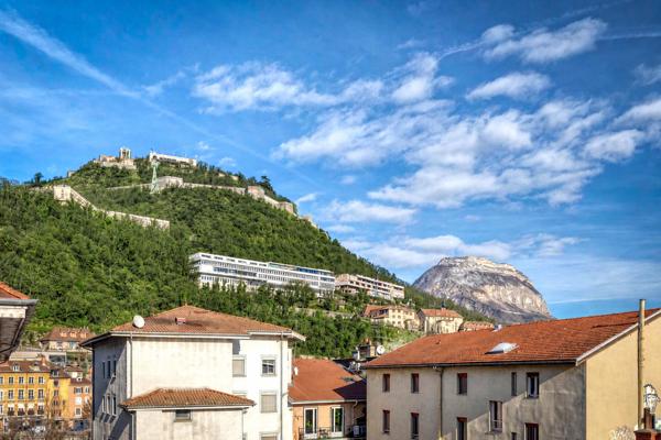 SUPERBE 6 PIÈCES + CUISINE DE 172M2 EN DERNIER ÉTAGE AVEC ASCENSEUR ET VUE DÉGAGÉE GRENOBLE JARDIN DE VILLE