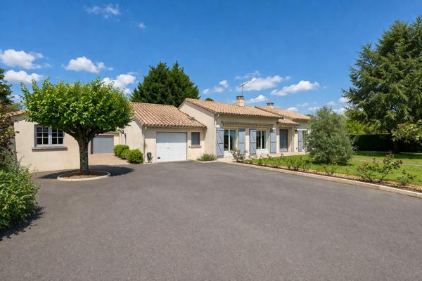 Single-storey 4-bedroom home with 48 m² living space, garden and double garage – Walking distance to centre of