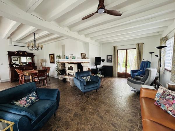 Single-storey 4-bedroom home with 48 m² living space, garden and double garage – Walking distance to centre of