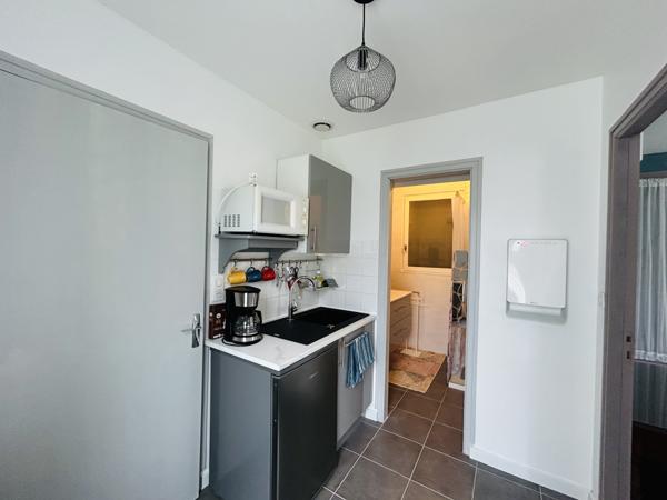 Single-storey 4-bedroom home with 48 m² living space, garden and double garage – Walking distance to centre of