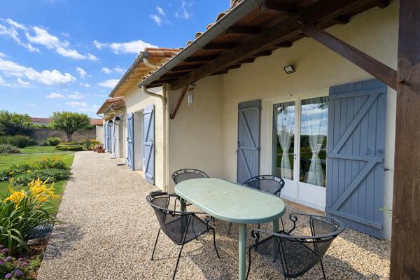 Single-storey 4-bedroom home with 48 m² living space, garden and double garage – Walking distance to centre of